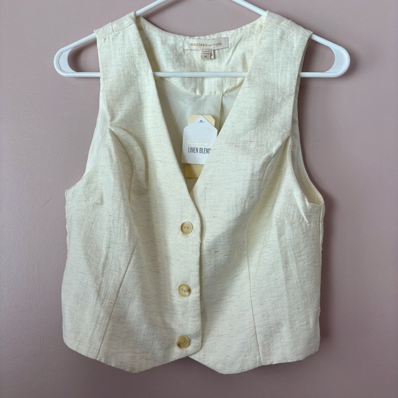 Monteau Tops - 💙Monteau NWT Off-White Vest